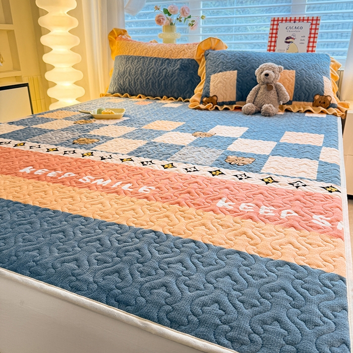 91家纺网 家纺一手货源 找家纺 美达家纺 2025新款高克重牛奶绒夹棉床垫 微笑熊