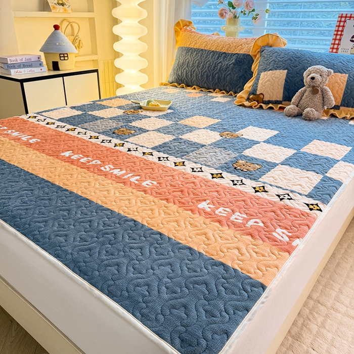 91家纺网 家纺一手货源 找家纺 美达家纺 2025新款高克重牛奶绒夹棉床垫 微笑熊