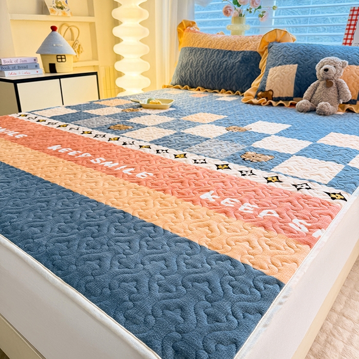 91家纺网 家纺一手货源 找家纺 美达家纺 2025新款高克重牛奶绒夹棉床垫 微笑熊