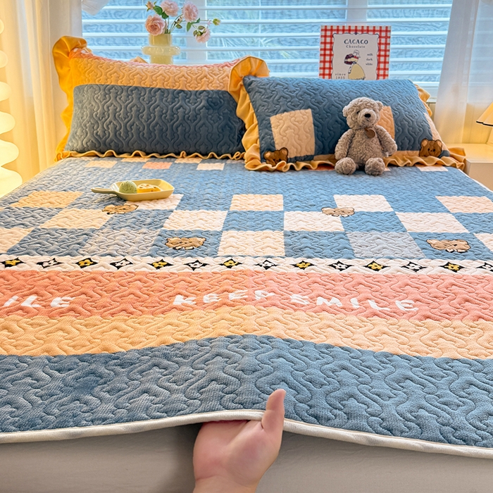 91家纺网 家纺一手货源 找家纺 美达家纺 2025新款高克重牛奶绒夹棉床垫 微笑熊