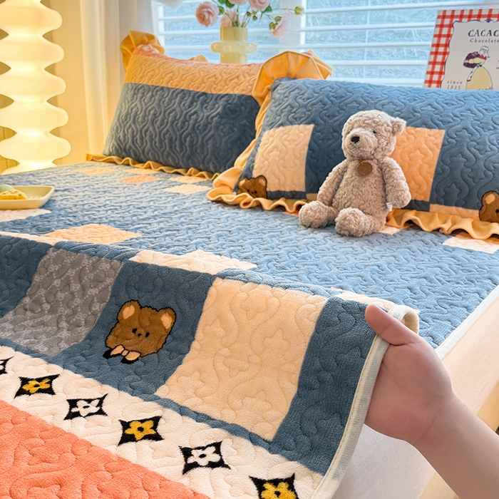 91家纺网 家纺一手货源 找家纺 美达家纺 2025新款高克重牛奶绒夹棉床垫 微笑熊