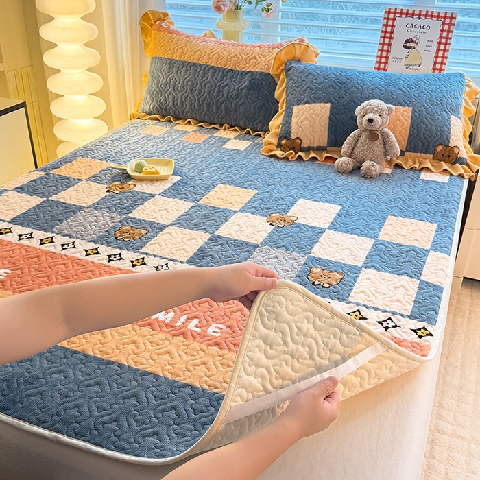 91家纺网 家纺一手货源 找家纺 美达家纺 2025新款高克重牛奶绒夹棉床垫 微笑熊