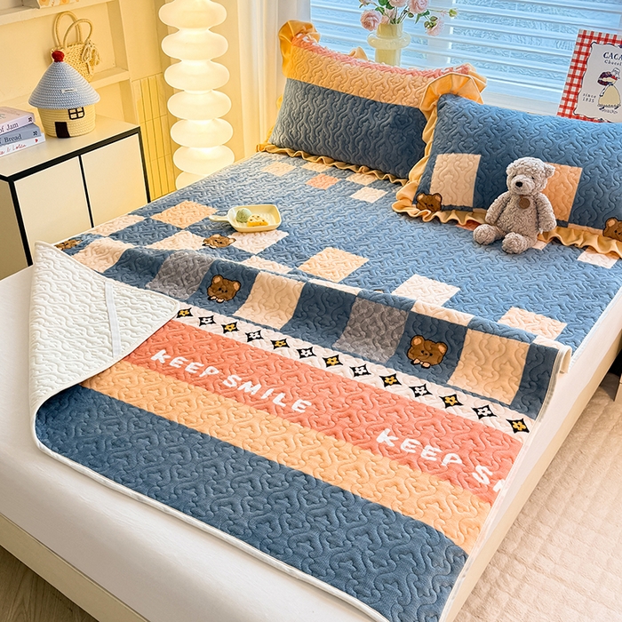 91家纺网 家纺一手货源 找家纺 美达家纺 2025新款高克重牛奶绒夹棉床垫 微笑熊