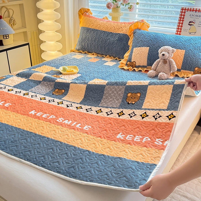 91家纺网 家纺一手货源 找家纺 美达家纺 2025新款高克重牛奶绒夹棉床垫 微笑熊