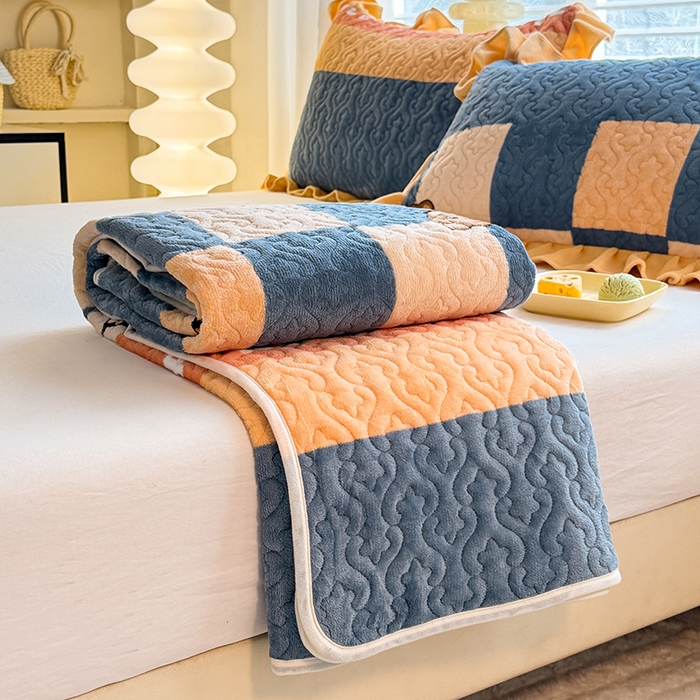 91家纺网 家纺一手货源 找家纺 美达家纺 2025新款高克重牛奶绒夹棉床垫 微笑熊