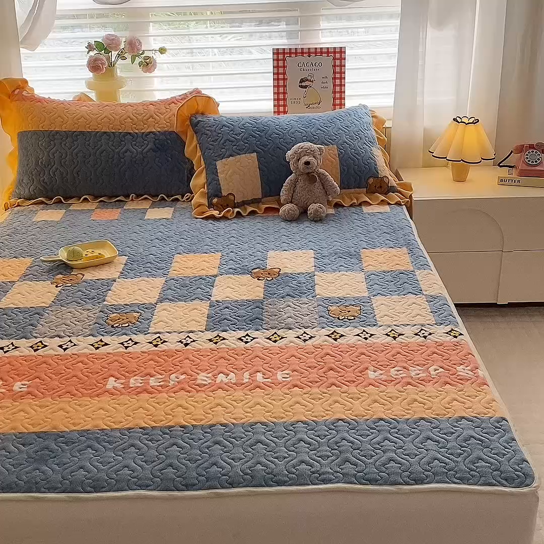 91家纺网 家纺一手货源 找家纺 美达家纺 2025新款高克重牛奶绒夹棉床垫 微笑熊