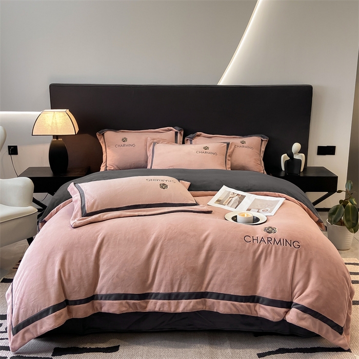 91家纺网 家纺一手货源 找家纺 盛秋家纺 2025新款高克重绣花双拼牛奶绒系列山茶花四件套-查伦可可粉+绅士灰