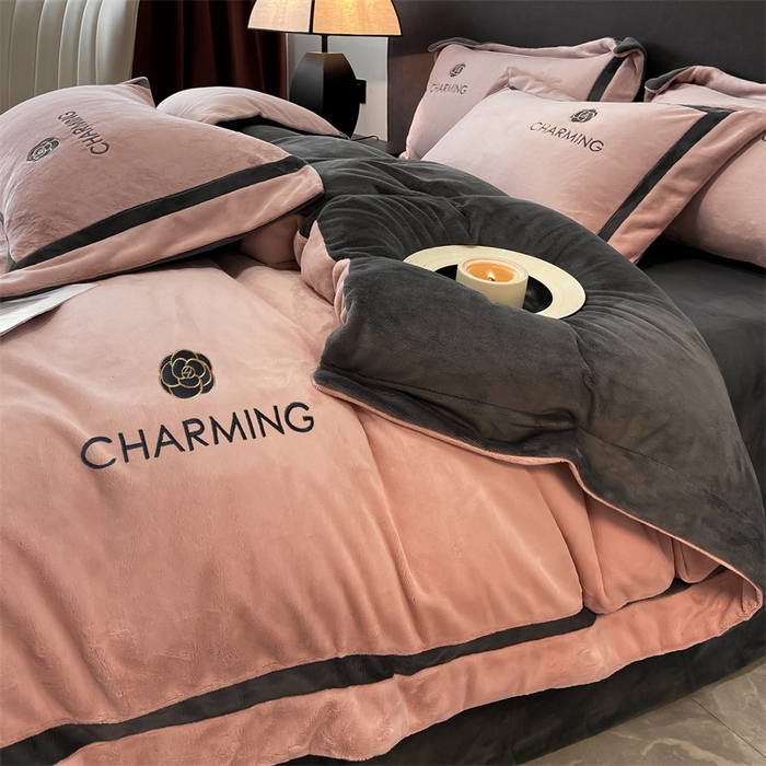 91家纺网 家纺一手货源 找家纺 盛秋家纺 2025新款高克重绣花双拼牛奶绒系列山茶花四件套-查伦可可粉+绅士灰