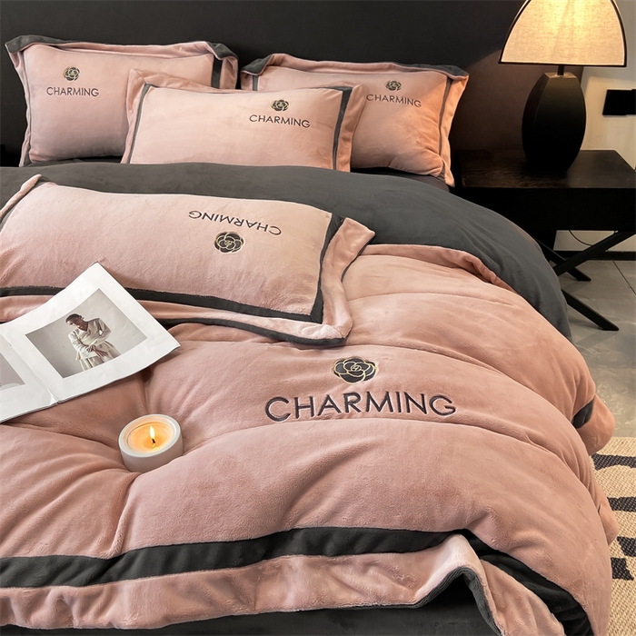 91家纺网 家纺一手货源 找家纺 盛秋家纺 2025新款高克重绣花双拼牛奶绒系列山茶花四件套-查伦可可粉+绅士灰