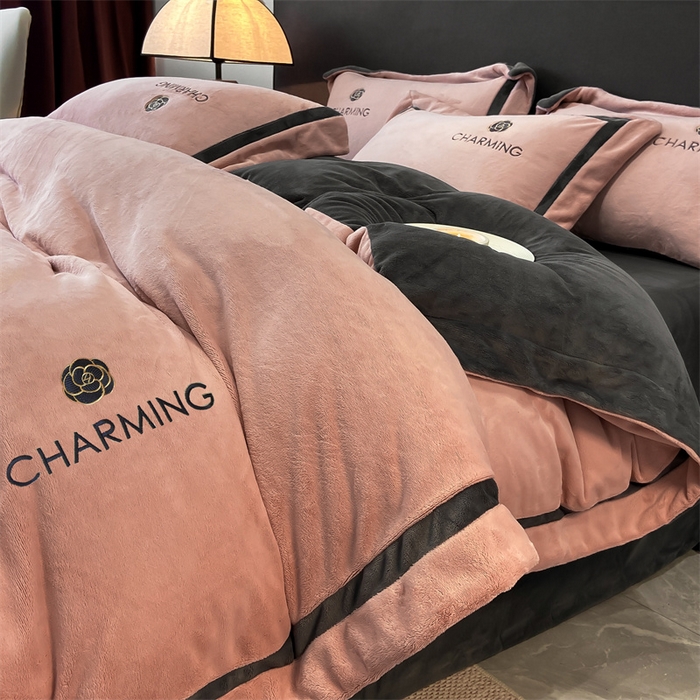 91家纺网 家纺一手货源 找家纺 盛秋家纺 2025新款高克重绣花双拼牛奶绒系列山茶花四件套-查伦可可粉+绅士灰