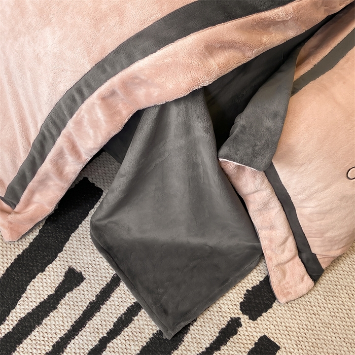 91家纺网 家纺一手货源 找家纺 盛秋家纺 2025新款高克重绣花双拼牛奶绒系列山茶花四件套-查伦可可粉+绅士灰