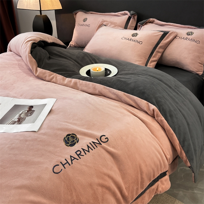 91家纺网 家纺一手货源 找家纺 盛秋家纺 2025新款高克重绣花双拼牛奶绒系列山茶花四件套-查伦可可粉+绅士灰