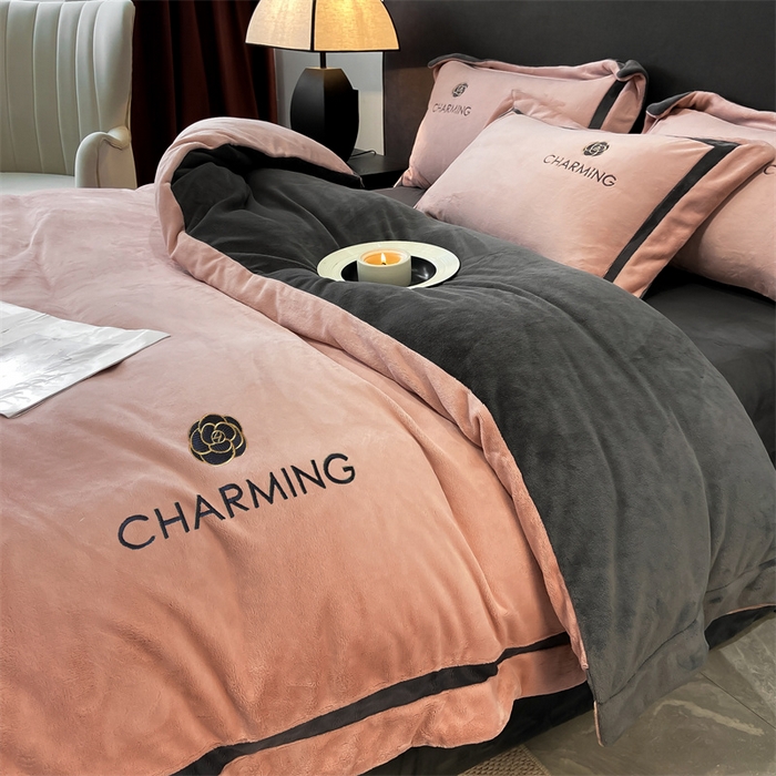 91家纺网 家纺一手货源 找家纺 盛秋家纺 2025新款高克重绣花双拼牛奶绒系列山茶花四件套-查伦可可粉+绅士灰