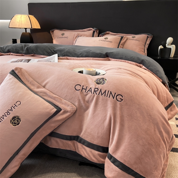 91家纺网 家纺一手货源 找家纺 盛秋家纺 2025新款高克重绣花双拼牛奶绒系列山茶花四件套-查伦可可粉+绅士灰