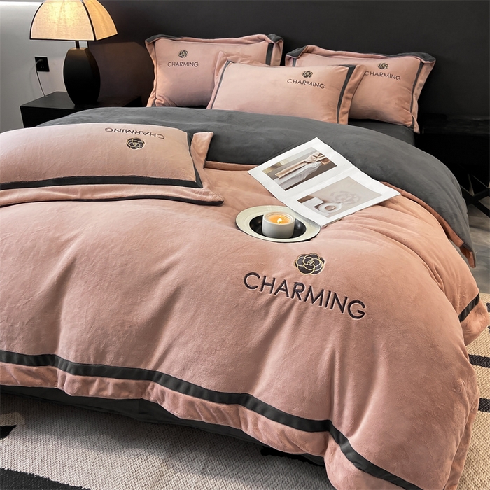 91家纺网 家纺一手货源 找家纺 盛秋家纺 2025新款高克重绣花双拼牛奶绒系列山茶花四件套-查伦可可粉+绅士灰