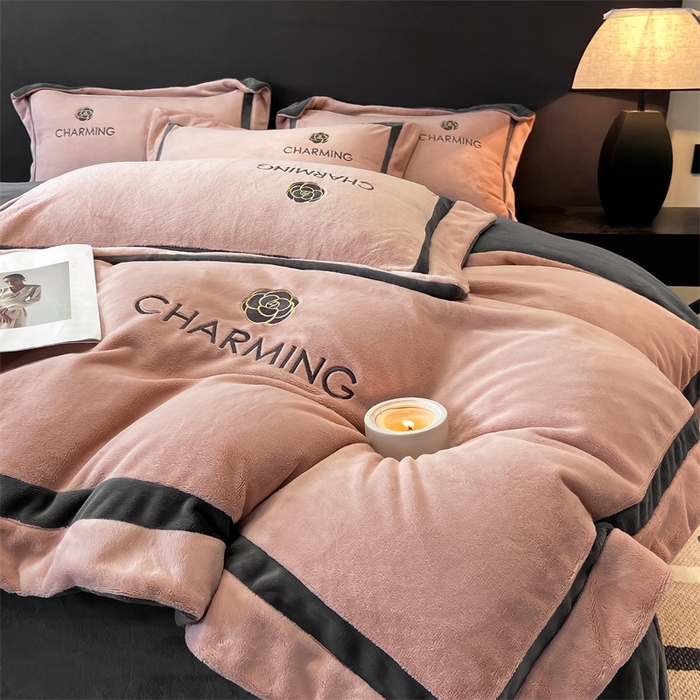 91家纺网 家纺一手货源 找家纺 盛秋家纺 2025新款高克重绣花双拼牛奶绒系列山茶花四件套-查伦可可粉+绅士灰