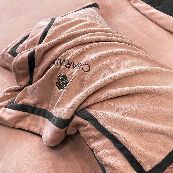 91家纺网 家纺一手货源 找家纺 盛秋家纺 2025新款高克重绣花双拼牛奶绒系列山茶花四件套-查伦可可粉+绅士灰