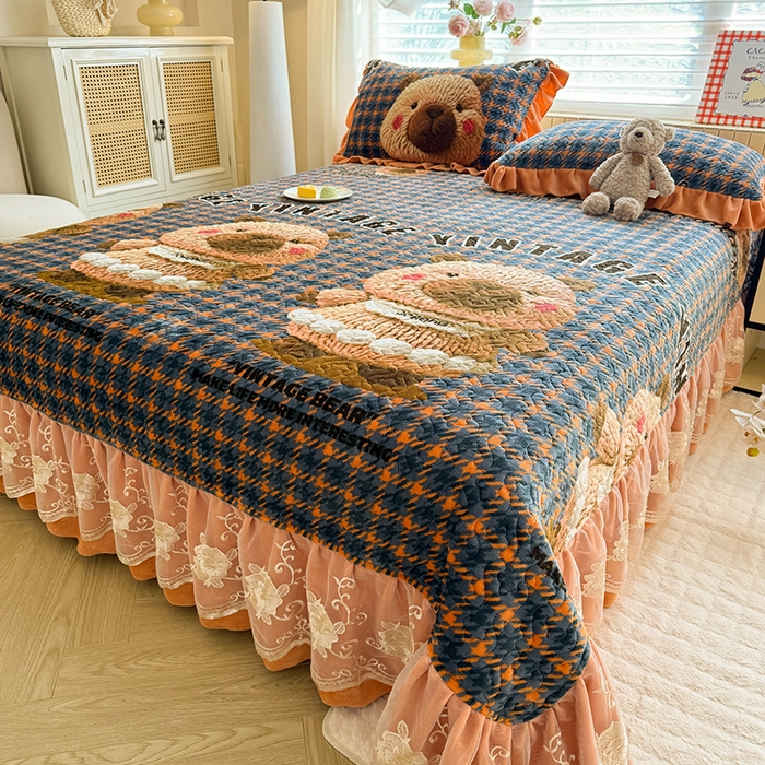 91家纺网 家纺一手货源 找家纺 （总）美达家纺 2025新款高克重牛奶绒花边款夹棉床盖三件套