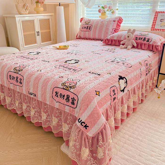 91家纺网 家纺一手货源 找家纺 （总）美达家纺 2025新款高克重牛奶绒花边款夹棉床盖三件套