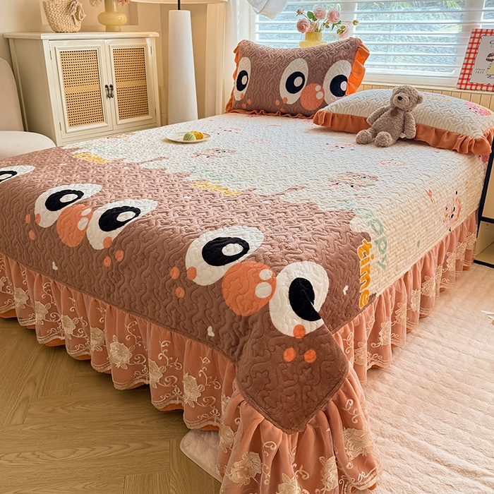 91家纺网 家纺一手货源 找家纺 （总）美达家纺 2025新款高克重牛奶绒花边款夹棉床盖三件套