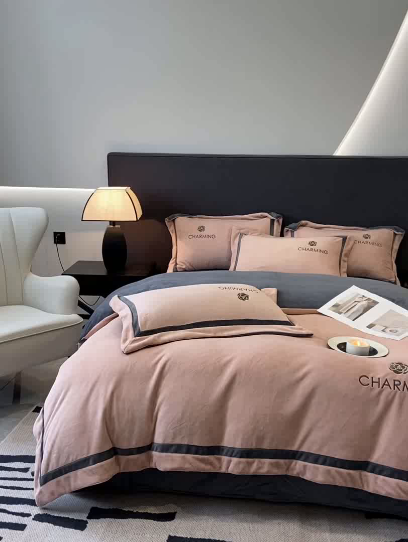 91家纺网 家纺一手货源 找家纺 盛秋家纺 2025新款高克重绣花双拼牛奶绒系列山茶花四件套-查伦可可粉+绅士灰