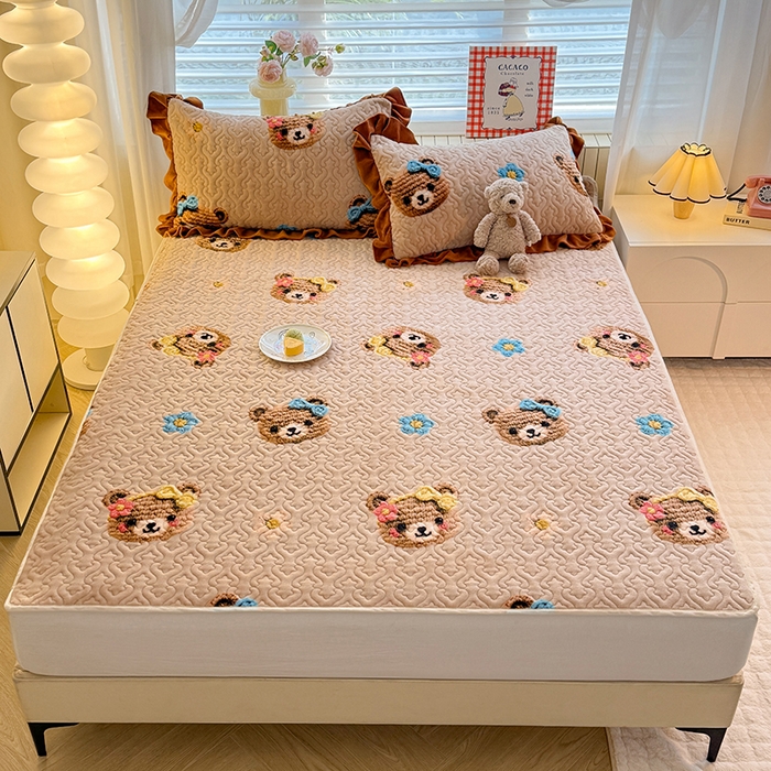 91家纺网 家纺一手货源 找家纺 美达家纺 2025新款高克重牛奶绒夹棉床垫 针织熊