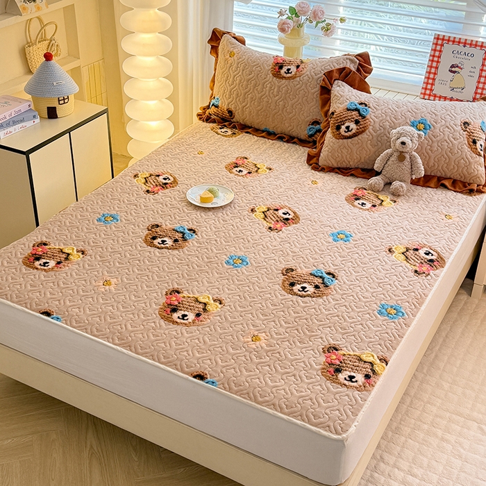 91家纺网 家纺一手货源 找家纺 美达家纺 2025新款高克重牛奶绒夹棉床垫 针织熊