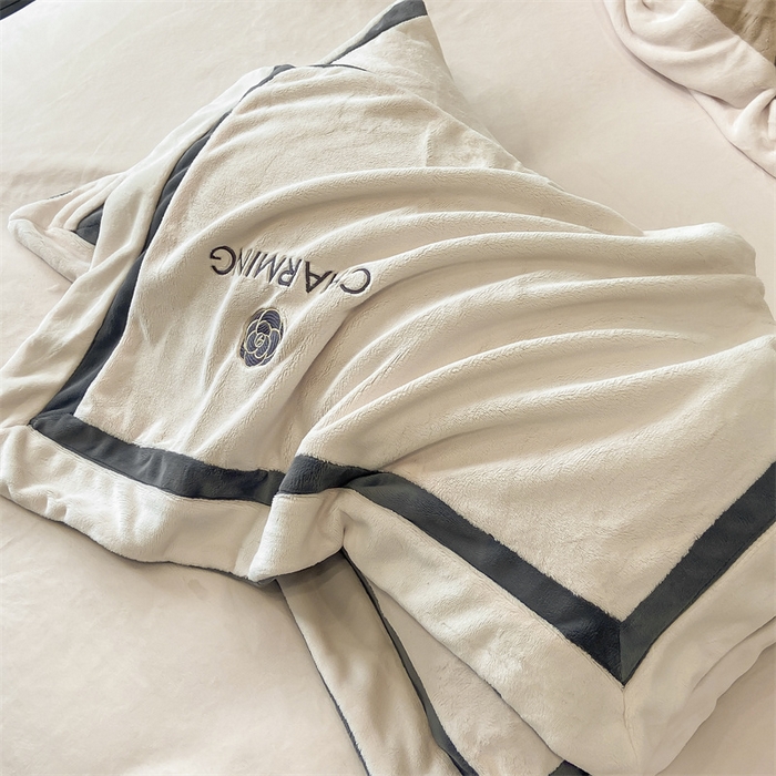 91家纺网 家纺一手货源 找家纺 盛秋家纺 2025新款高克重绣花双拼牛奶绒系列山茶花四件套-查伦奶芋色+杏仁