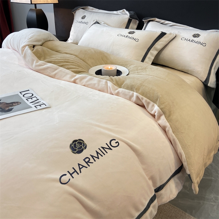 91家纺网 家纺一手货源 找家纺 盛秋家纺 2025新款高克重绣花双拼牛奶绒系列山茶花四件套-查伦奶芋色+杏仁