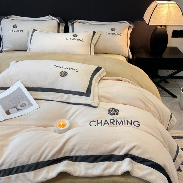 91家纺网 家纺一手货源 找家纺 盛秋家纺 2025新款高克重绣花双拼牛奶绒系列山茶花四件套-查伦奶芋色+杏仁