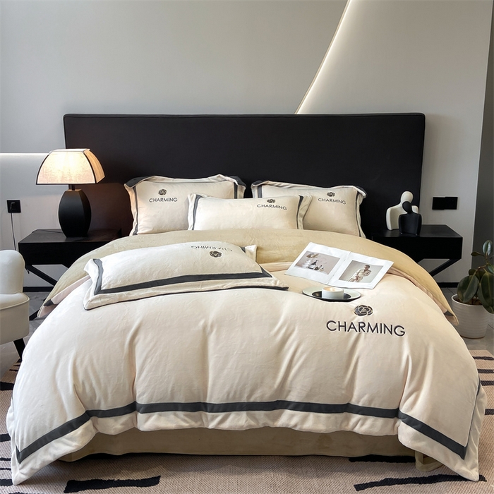 91家纺网 家纺一手货源 找家纺 盛秋家纺 2025新款高克重绣花双拼牛奶绒系列山茶花四件套-查伦奶芋色+杏仁