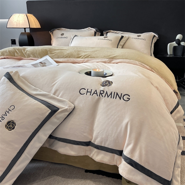 91家纺网 家纺一手货源 找家纺 盛秋家纺 2025新款高克重绣花双拼牛奶绒系列山茶花四件套-查伦奶芋色+杏仁