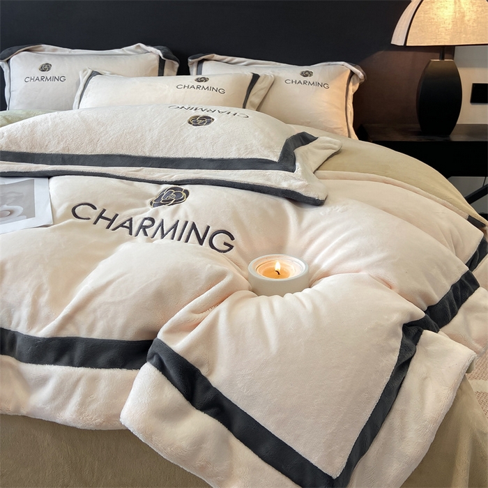 91家纺网 家纺一手货源 找家纺 盛秋家纺 2025新款高克重绣花双拼牛奶绒系列山茶花四件套-查伦奶芋色+杏仁