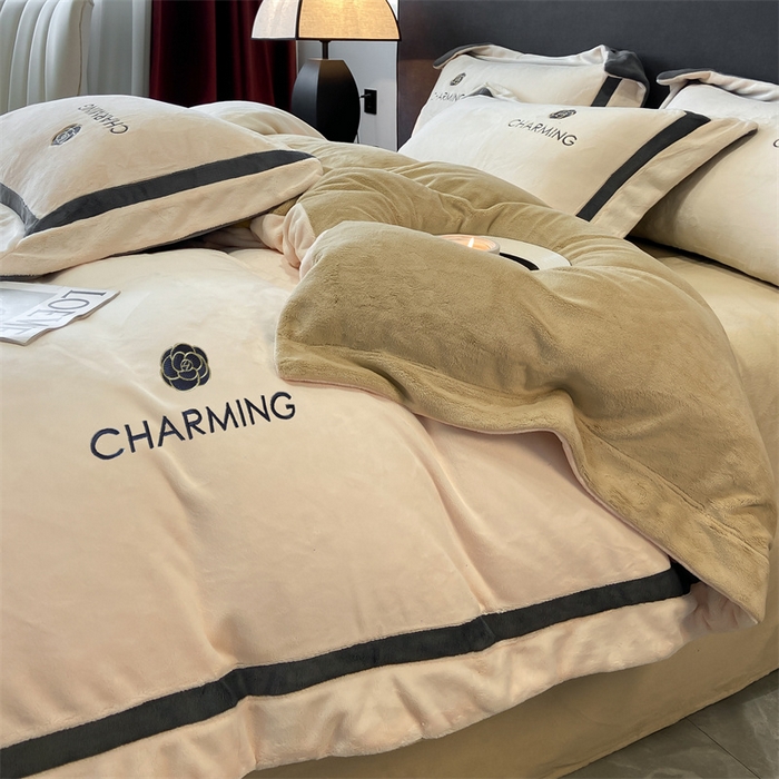 91家纺网 家纺一手货源 找家纺 盛秋家纺 2025新款高克重绣花双拼牛奶绒系列山茶花四件套-查伦奶芋色+杏仁