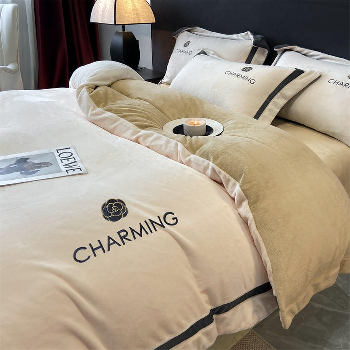 91家纺网 家纺一手货源 找家纺 盛秋家纺 2025新款高克重绣花双拼牛奶绒系列山茶花四件套-查伦奶芋色+杏仁