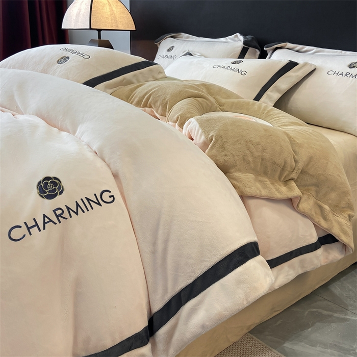 91家纺网 家纺一手货源 找家纺 盛秋家纺 2025新款高克重绣花双拼牛奶绒系列山茶花四件套-查伦奶芋色+杏仁