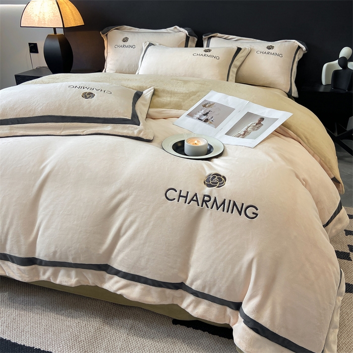 91家纺网 家纺一手货源 找家纺 盛秋家纺 2025新款高克重绣花双拼牛奶绒系列山茶花四件套-查伦奶芋色+杏仁