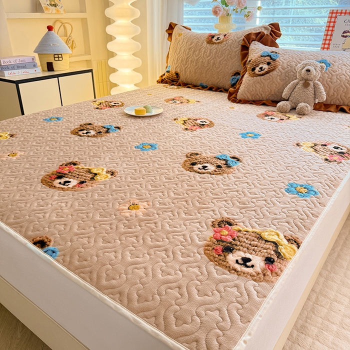 91家纺网 家纺一手货源 找家纺 美达家纺 2025新款高克重牛奶绒夹棉床垫 针织熊