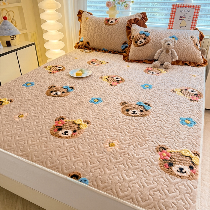 91家纺网 家纺一手货源 找家纺 美达家纺 2025新款高克重牛奶绒夹棉床垫 针织熊