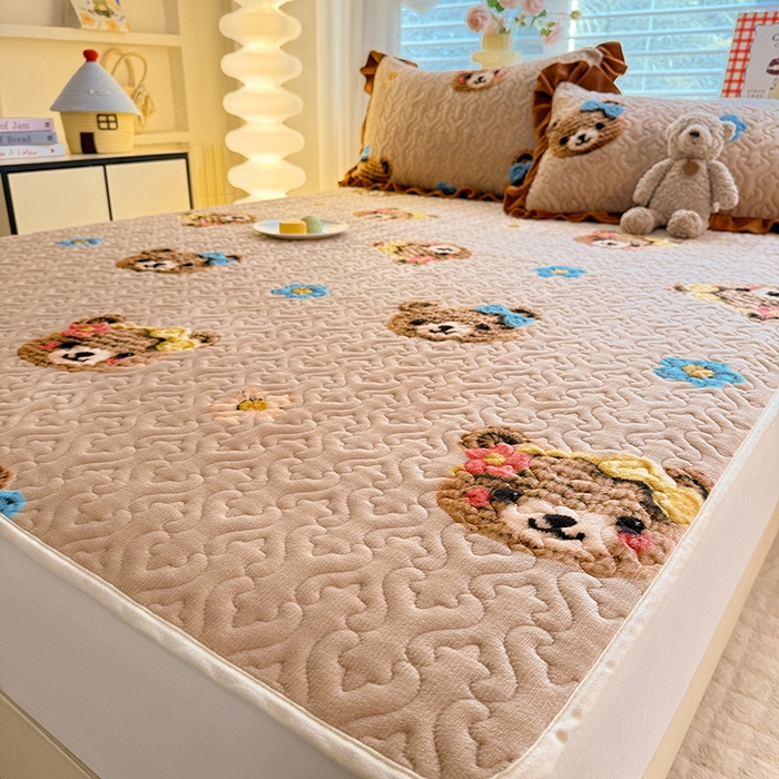 91家纺网 家纺一手货源 找家纺 美达家纺 2025新款高克重牛奶绒夹棉床垫 针织熊