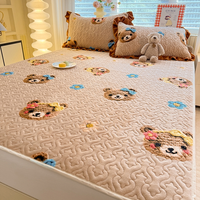 91家纺网 家纺一手货源 找家纺 美达家纺 2025新款高克重牛奶绒夹棉床垫 针织熊