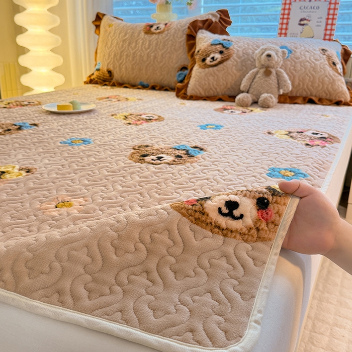 91家纺网 家纺一手货源 找家纺 美达家纺 2025新款高克重牛奶绒夹棉床垫 针织熊