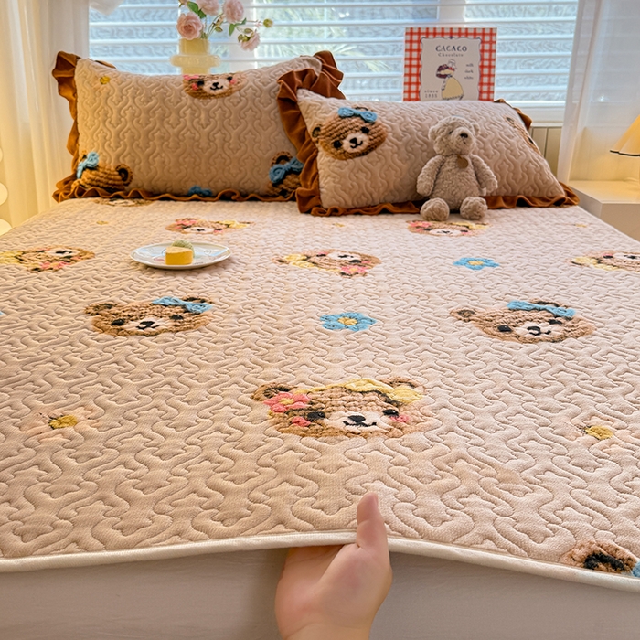 91家纺网 家纺一手货源 找家纺 美达家纺 2025新款高克重牛奶绒夹棉床垫 针织熊