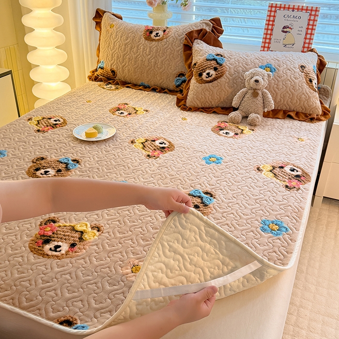 91家纺网 家纺一手货源 找家纺 美达家纺 2025新款高克重牛奶绒夹棉床垫 针织熊