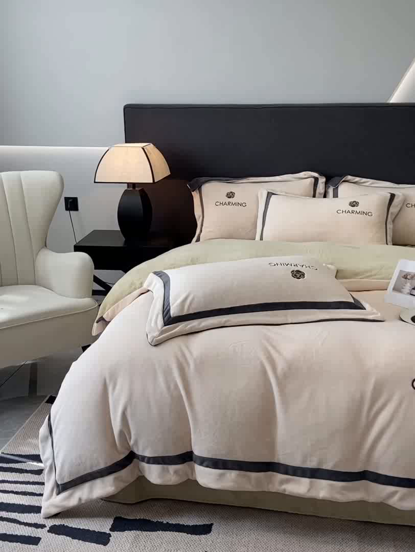 91家纺网 家纺一手货源 找家纺 盛秋家纺 2025新款高克重绣花双拼牛奶绒系列山茶花四件套-查伦奶芋色+杏仁