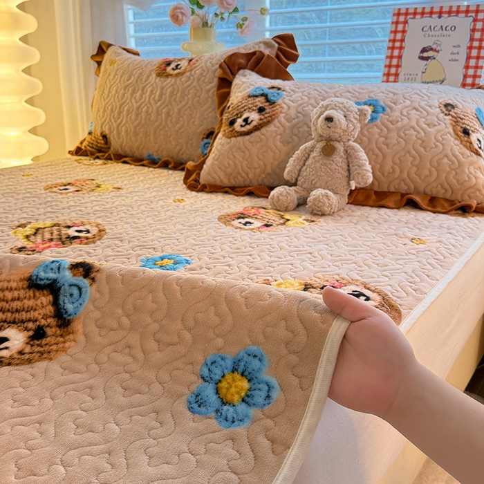 91家纺网 家纺一手货源 找家纺 美达家纺 2025新款高克重牛奶绒夹棉床垫 针织熊