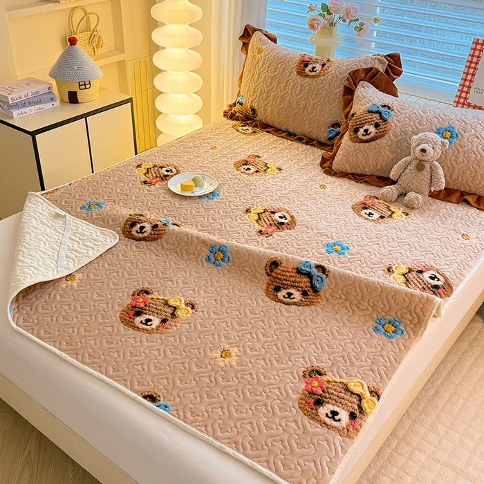 91家纺网 家纺一手货源 找家纺 美达家纺 2025新款高克重牛奶绒夹棉床垫 针织熊