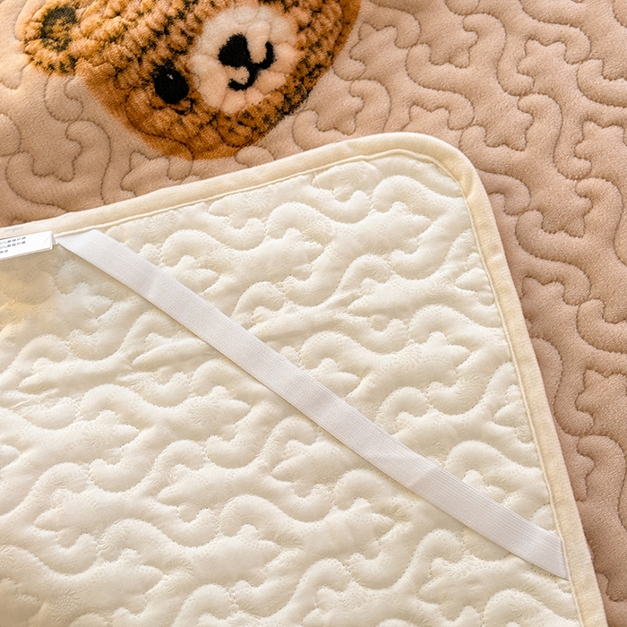 91家纺网 家纺一手货源 找家纺 美达家纺 2025新款高克重牛奶绒夹棉床垫 针织熊