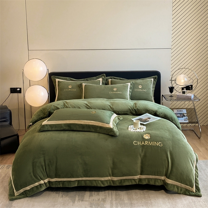 91家纺网 家纺一手货源 找家纺 盛秋家纺 2025新款高克重绣花双拼牛奶绒系列山茶花四件套-查伦青藤绿