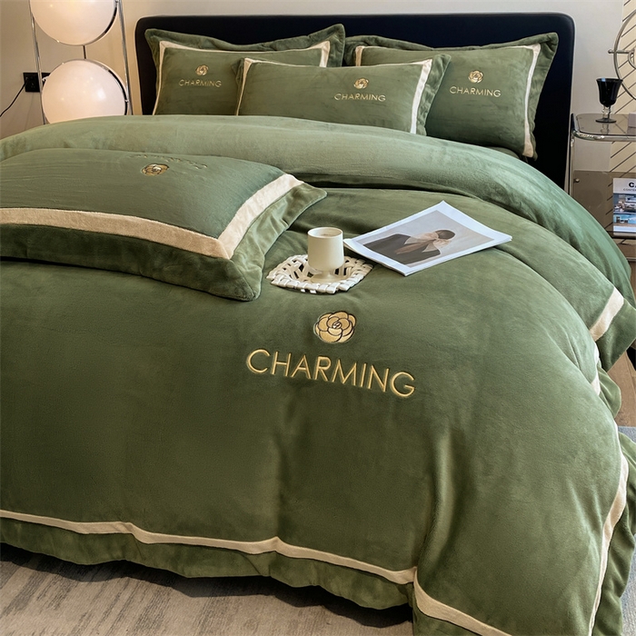 91家纺网 家纺一手货源 找家纺 盛秋家纺 2025新款高克重绣花双拼牛奶绒系列山茶花四件套-查伦青藤绿